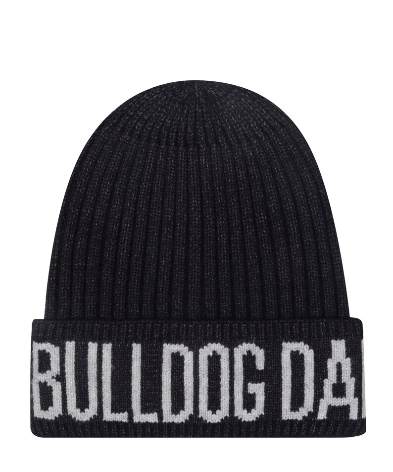Pode incluir: Um gorro de malha canelada preto com o texto "BULLDOG DA" em letras brancas na aba dobrada. O gorro &eacute; de cor carv&atilde;o escuro e tem um design cl&aacute;ssico e justo.