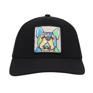 Op de afbeelding: Zwarte truckercap met een kleurrijke Franse bulldog-afbeelding op de voorkant. De bulldog is zwart omlijnd en heeft een lichtgrijze achtergrond.