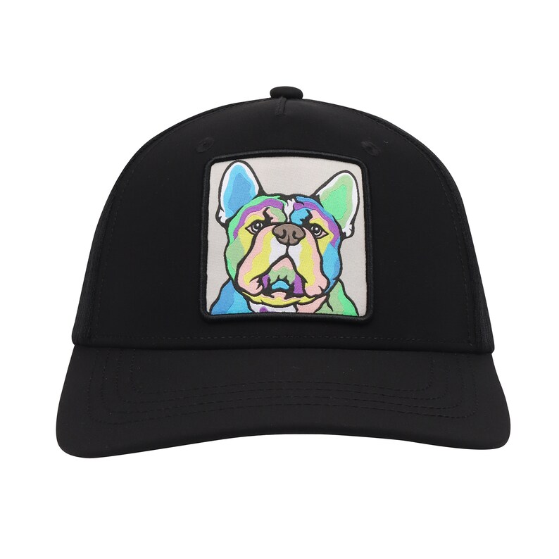 Op de afbeelding: Zwarte truckercap met een kleurrijke Franse bulldog-afbeelding op de voorkant. De bulldog is zwart omlijnd en heeft een lichtgrijze achtergrond.