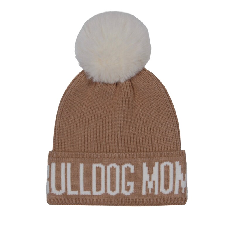 Pode incluir: Um gorro de malha bege com um pompom de pele sint&eacute;tica branca. O chap&eacute;u apresenta o texto "BULLDOG MOM" em letras brancas na aba. Um acess&oacute;rio de inverno aconchegante.