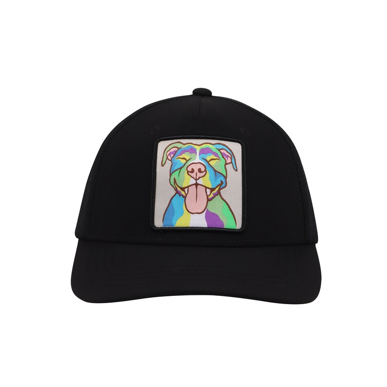 Op de afbeelding: Zwarte truckercap met een kleurrijk cartoon-hondje erop. De hond lacht met zijn tong naar buiten.