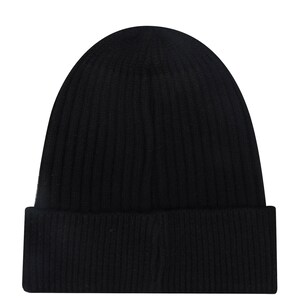 Pode incluir: Um gorro preto de malha canelada. O gorro tem uma aba dobrada e um topo arredondado. O padr&atilde;o de malha &eacute; vertical, criando uma apar&ecirc;ncia texturizada. O gorro &eacute; de cor preta s&oacute;lida e parece ser feito de um material macio.
