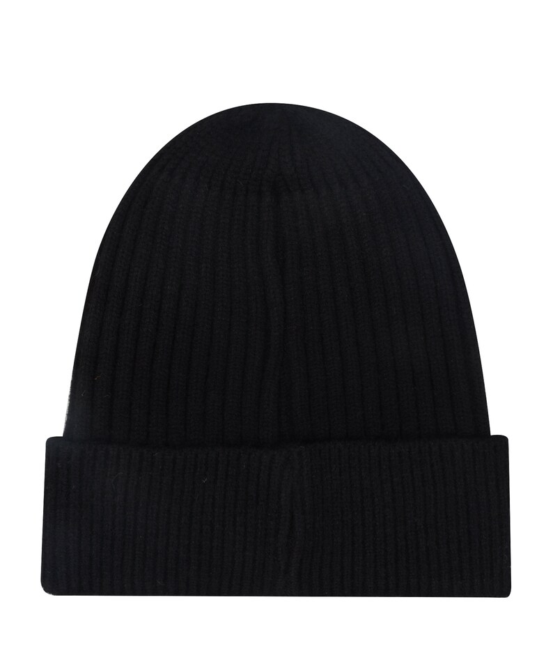 Pode incluir: Um gorro preto de malha canelada. O gorro tem uma aba dobrada e um topo arredondado. O padr&atilde;o de malha &eacute; vertical, criando uma apar&ecirc;ncia texturizada. O gorro &eacute; de cor preta s&oacute;lida e parece ser feito de um material macio.