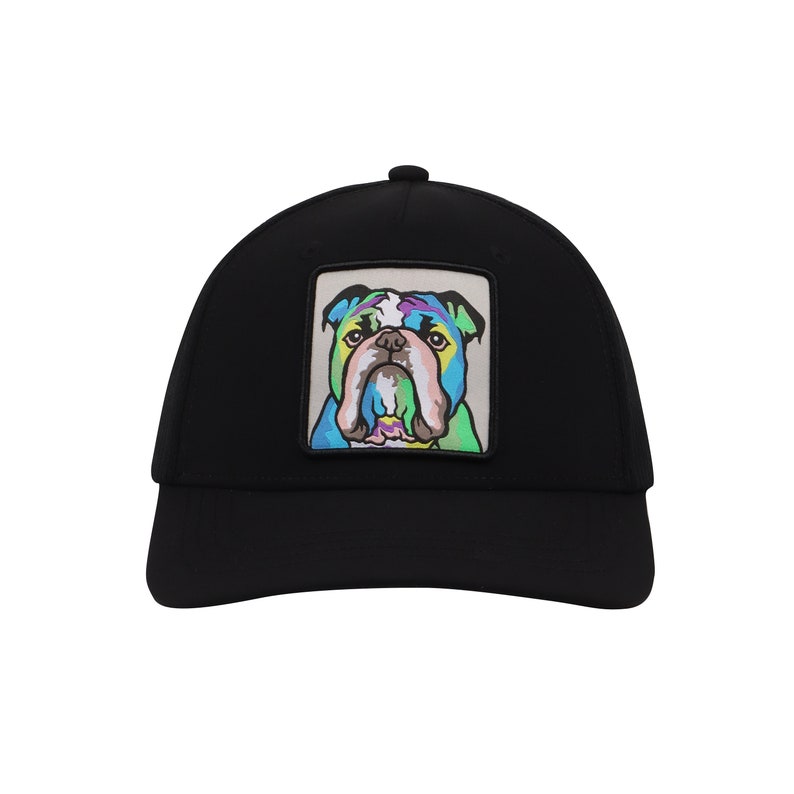 Op de afbeelding: Zwarte truckercap met een kleurrijke bulldog-patch op de voorkant.
