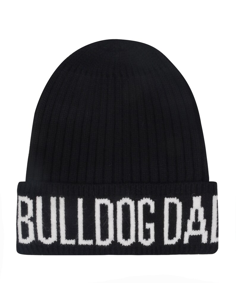Pode incluir: Gorro de malha preto com a inscri&ccedil;&atilde;o "BULLDOG DAD" em letras brancas na aba dobrada. O gorro tem uma textura canelada e um topo arredondado. Um acess&oacute;rio casual para o inverno.