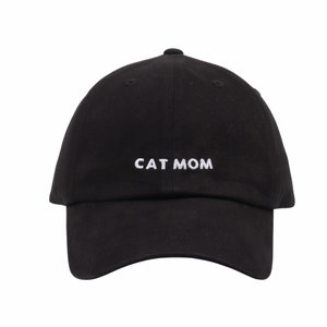Pu&ograve; includere: Un cappello da baseball nero con testo ricamato in bianco che recita "CAT MOM".