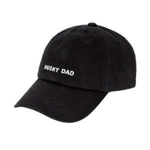K&ouml;nnte beinhalten: Eine schwarze Baseballkappe mit einer wei&szlig;en Stickerei, die "HUSKY DAD" lautet.