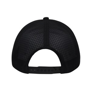 Op de afbeelding: Zwarte mesh trucker cap met een zwarte verstelbare band.