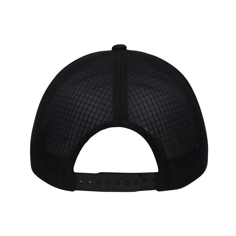 Op de afbeelding: Zwarte mesh trucker cap met een zwarte verstelbare band.