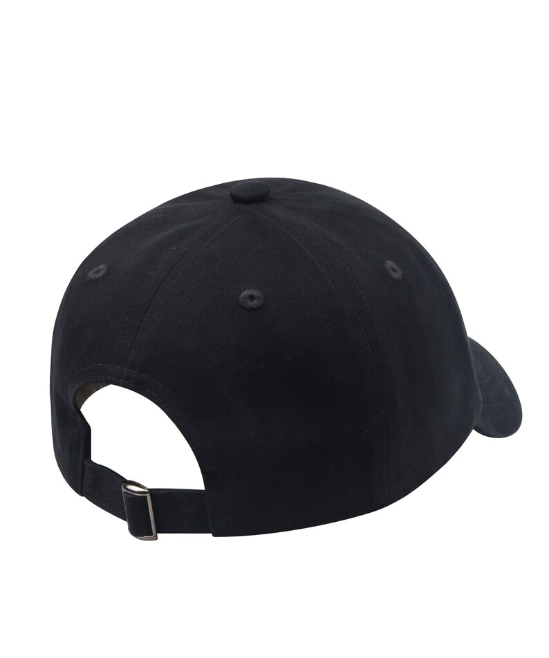 K&ouml;nnte beinhalten: Eine schwarze Baseballkappe mit einem gebogenen Schirm und einem verstellbaren Riemen.