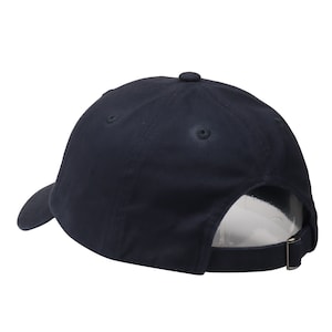K&ouml;nnte beinhalten: Eine dunkelblaue Baseballkappe mit einem gebogenen Schirm und einem verstellbaren Riemen.