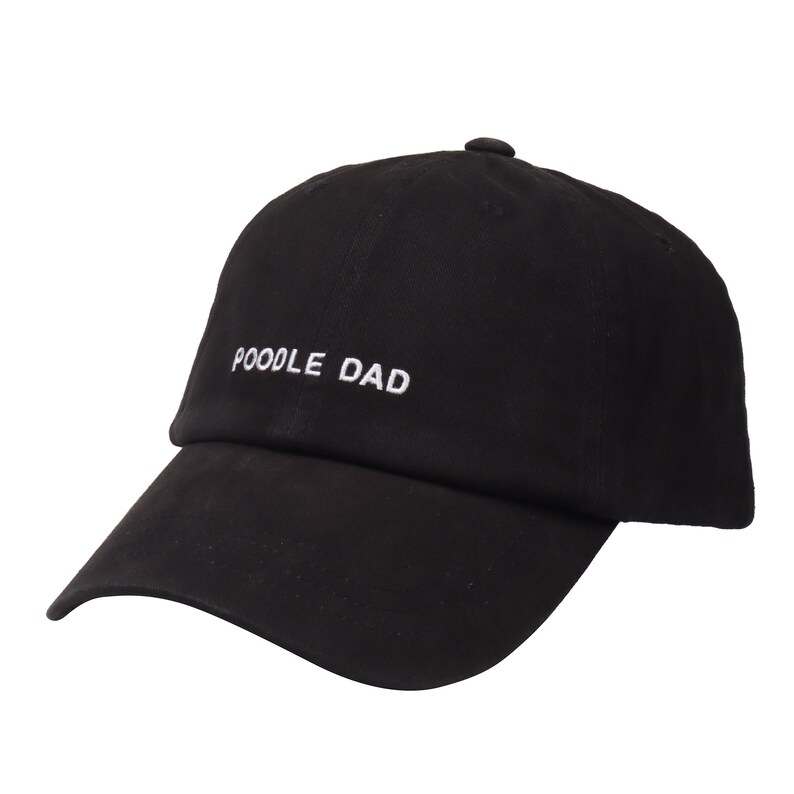 Pu&ograve; includere: Un cappello da baseball nero con il testo "POODLE DAD" ricamato in bianco sul davanti.