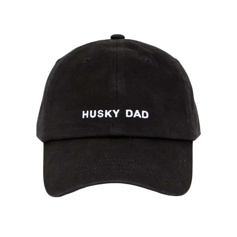 K&ouml;nnte beinhalten: Schwarze Baseballkappe mit wei&szlig; gesticktem Text "HUSKY DAD".