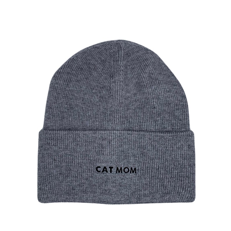 Puede incluir: Gorro de punto gris con el texto "CAT MOM" bordado en negro.