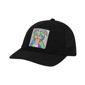 Op de afbeelding: Zwarte mesh truckercap met een kleurrijk cartoon hondje erop. De hond lacht met zijn tong naar buiten.