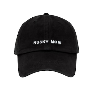 K&ouml;nnte beinhalten: Schwarze Baseballkappe mit wei&szlig; gesticktem Text "HUSKY MOM".