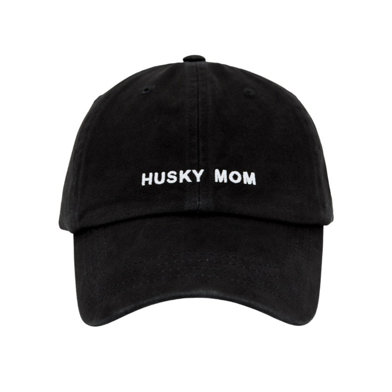 K&ouml;nnte beinhalten: Schwarze Baseballkappe mit wei&szlig; gesticktem Text "HUSKY MOM".