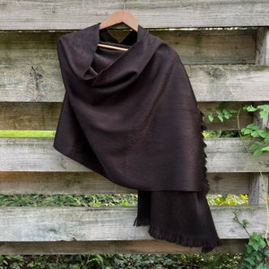 Alpaca sjaal donkerbruine espresso, luxe zachte wollen omslagdoek, kleine batch ambachtelijk gemaakte grote geweven sjaal of stola met franje.  25 x 70 inch