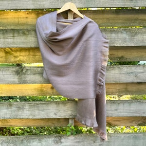 Alpaca sjaal diep taupe | Ultrazachte wollen omslagdoek | Kleine batch ambachtelijk gemaakte grote geweven sjaal of stola met franje | 25 x 70 inch