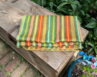 Jeté en alpaga vert doré avec rayures multicolores - Couverture en laine de luxe - Décoration d'intérieur