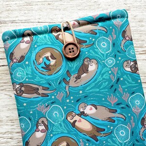 Les loutres amoureuses sur une pochette pour Kindle bleu sarcelle, pochette pour livre, housse pour iPad, cadeaux loutre, pochette 2024 en papier blanc, étui pour Kindle Scribe