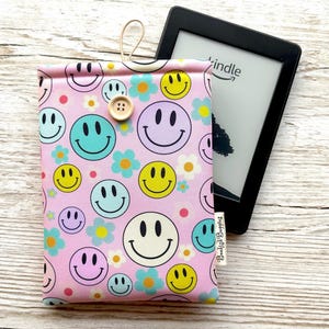 Smiley Face on Pink Kindle Sleeve, Book Pouch, iPad Cover, 2024 Paperwhite sleeve, Kindle Oasis case, Groovy One