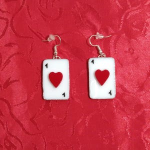 Boucles d'oreilles en verre blanc avec un coeur rouge au milieu formant une paire d'as, création artisanale, idée cadeau fête des mères.