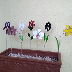 Tige de fleur en vitrail au choix à piquer dans un vase, fleur éternelle,rose, tulipe, jonquille, iris ou orchidée, fête des mères ou pères.