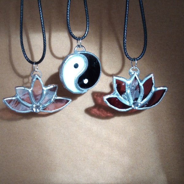 Pendentif yin et yang ou pendentif fleur de lotus en vitrail, articles fait main, zénitude, symbole de yoga, sérénité, idée cadeau