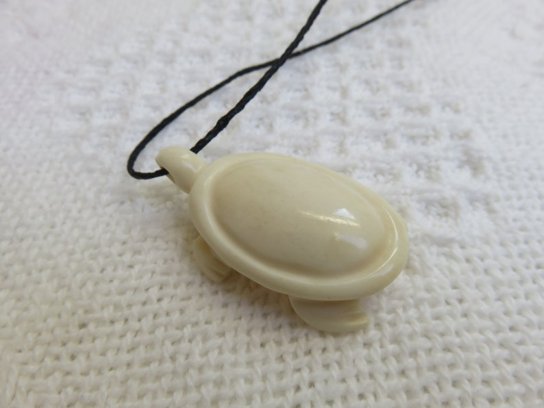 African Art Ethnic Jewelry Shona Carving Polished COW BONE Traditional Style TURTLE Pendant Necklace Zimbabwe C