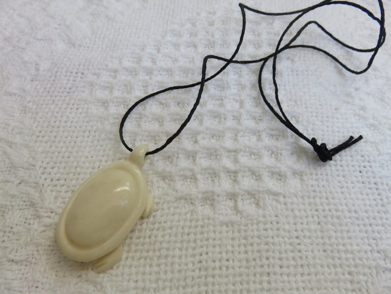 African Art Ethnic Jewelry Shona Carving Polished COW BONE Traditional Style TURTLE Pendant Necklace Zimbabwe C
