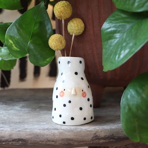 Mini jarrón de lunares con cara: decoración bohemia hecha a mano