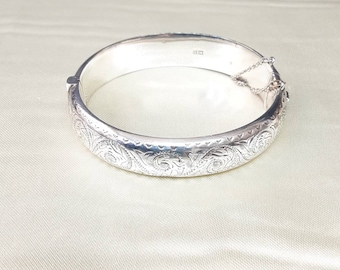 Superb 1957 Vintage Sterling Silver Engraved Bangle.