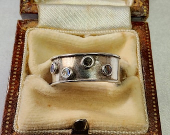 Lovely Vintage Women's Sterling Silver and Natural Abalone Band Ring.