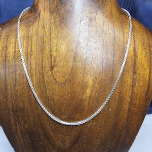 Beautiful Italian Vintage, Woman&#39;s Sterling Silver Box Chain Necklace.