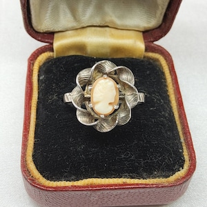 Beautiful Stylish 1975 Vintage, Women&#39;s Sterling Silver and Natural Shell Carved Cameo Ring.