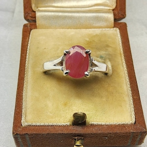 Beautiful Vintage, Women&#39;s Sterling Silver and Natural Faceted Pink Sapphire Solitaire Ring.
