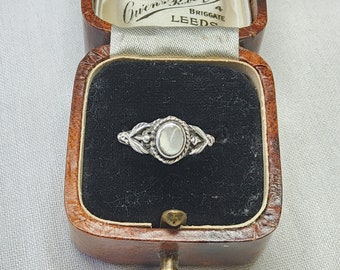 Pretty Vintage, Woman's Highly Decorative Sterling Silver and Natural Mother of Pearl Solitaire Ring.