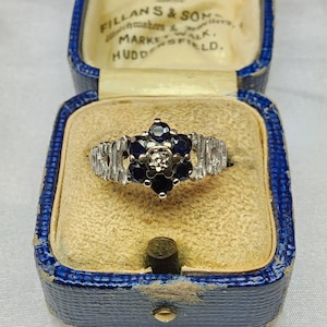 Fabulous Vintage, Women&#39;s, Gold, Natural Sapphire and Natural Diamond Daisy Ring.