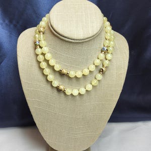 Fabulous Vintage, Woman&#39;s Hand Painted and Light Green Natural Jade Beaded Necklace.