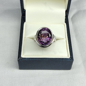 Beautiful Vintage, Women&#39;s Heavy Sterling Silver and Natural Faceted Amethyst Statement Ring.