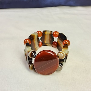 Stunning Vintage, Woman&#39;s Natural Scottish Carnelian and Natural Scottish Banded Agate Elasticated Bracelet.