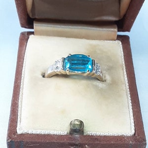Stunning Vintage 9ct Gold and Blue Topaz/Diamond  Ring.