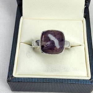 Hübscher Vintage Damenring aus Sterlingsilber und großem natürlichem Amethyst. UK R 1/2 , US 8 3/4.