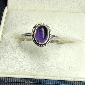 Fabelhafter Vintage, dekorativer Damenring aus Sterlingsilber und natürlichem Amethyst Solitär. UK K, US 5 1/4.