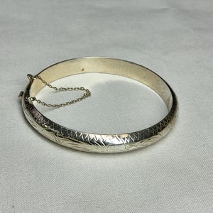 Excellent Vintage, Women&#39;s Engraved Sterling Silver Bangle Bracelet.
