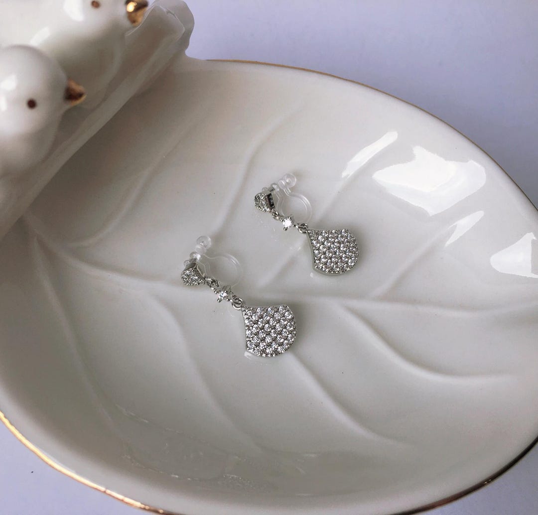 Bague en or jaune sertie d'un diamant taillé en coussin dans un