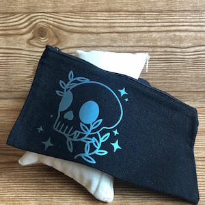 Dark Silver to Light Green Chameleon Leafy Skull Zipper Pouch*