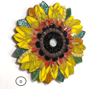 Suspension faite main en mosaïque jaune tournesol. Décoration murale d'intérieur Feuille verte sur une plaque de bois coupée à la main. Tenture murale tournesol pour décoration d'intérieur. D (sunflower)