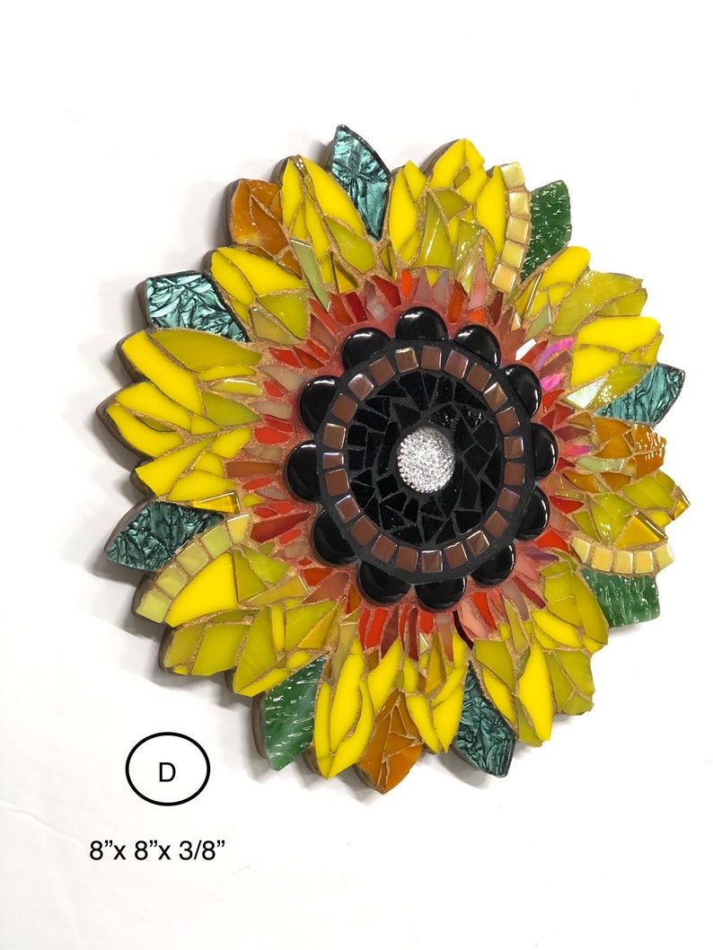 Suspension faite main en mosaïque jaune tournesol. Décoration murale d'intérieur Feuille verte sur une plaque de bois coupée à la main. Tenture murale tournesol pour décoration d'intérieur. D (sunflower)